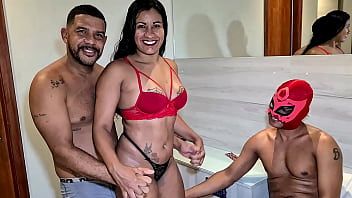 Sexo a tres amador com a puta gozando muito no sexo anal com os machos no motel do Rio de Janeiro