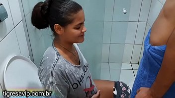 Tigresa m um anal delicioso no banheiro